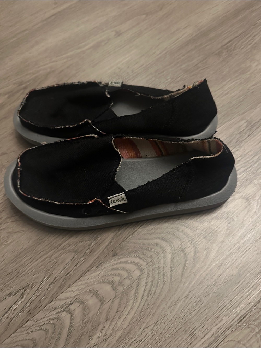 Women’s size 5 sanuk slip ons like new condition